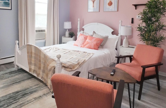 Cozy Bachelor w/Balcony - Apt 4