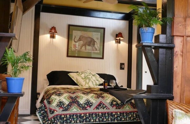 Cozy Banana Cabana w/soaking tub heated floors in secluded garden