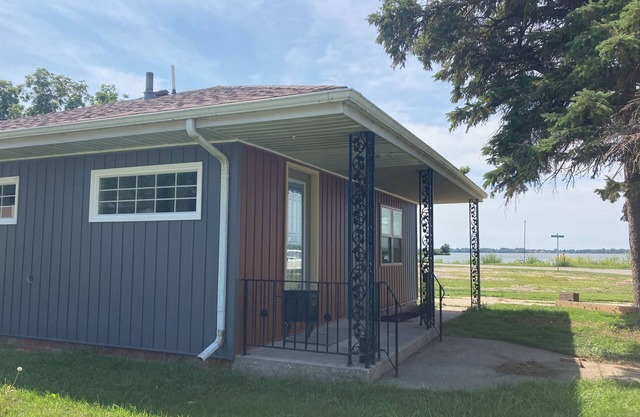 Cozy Beach Cottage. Great lake views. Lake access! Sleeps 6 efficiently.