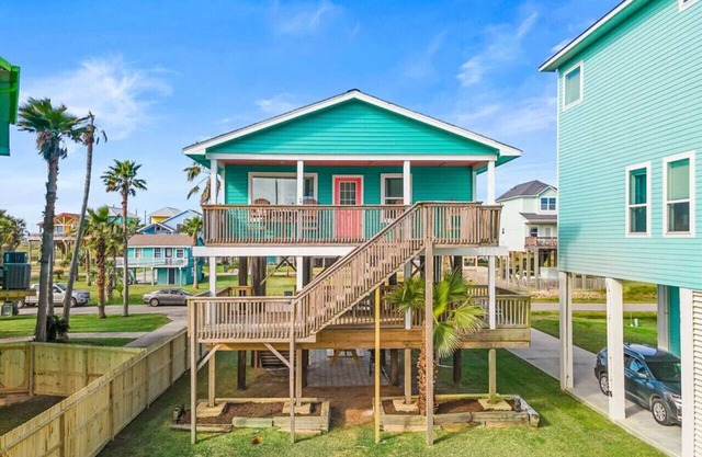 Cozy Beach Cottage w/Fire Pit, Close to the Beach