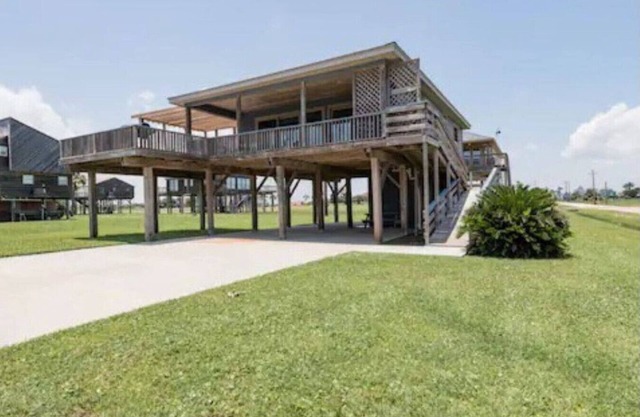 Cozy Beach House with Huge Deck and Stunning Views