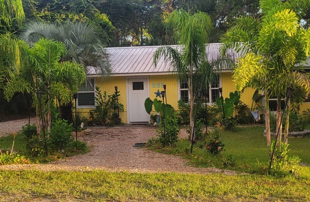 Cozy Beach Cottage 2 blocks to beach near entertainment food & Fun, screen porch
