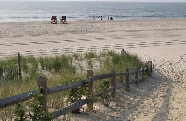 Cozy Beach Vacation: Your Perfect Getaway Just Moments Away!