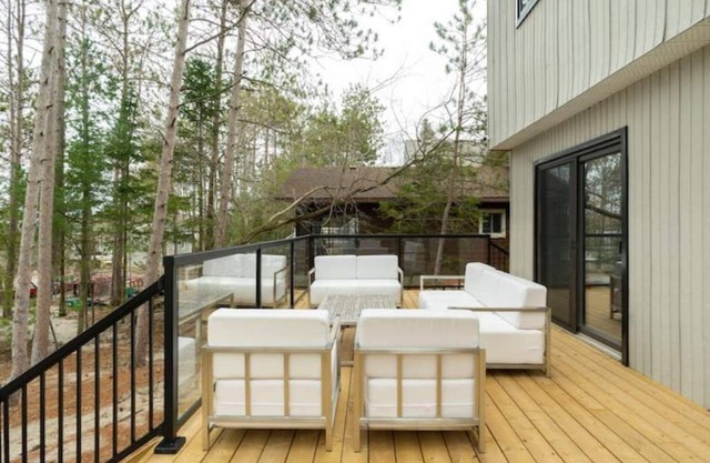 Cozy Beachfront Cottage: Private Beach, Hot Tub