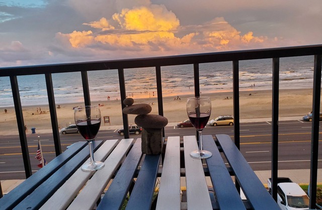 Cozy Beachfront studio near Top places: Galveston Seawall