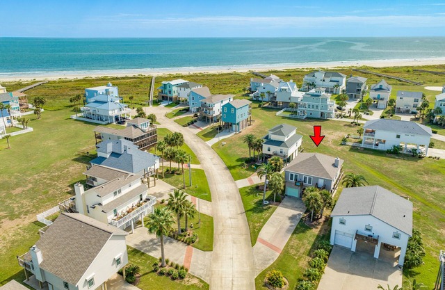 Cozy Beachside Home - Pet Friendly, Fenced Yard, Covered Deck, 0.5 blk to Beach