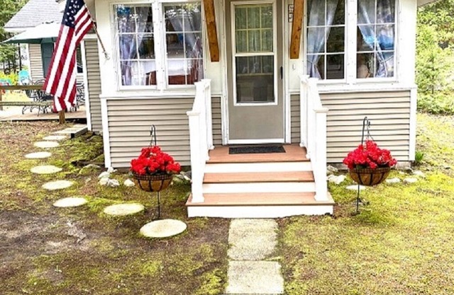 Cozy Bear Cottage with adorable Lake and Bear décor, 25 mi S. of Mackinaw City
