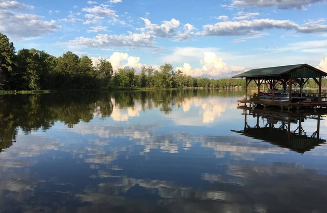 Cozy Bear Paradise on Weiss Lake in the foothills of the Appalachian Mountains