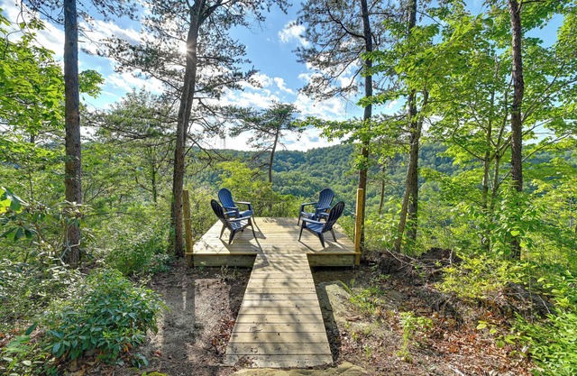 Cozy Beattyville Cabin w/Fire Pit & Hot Tub