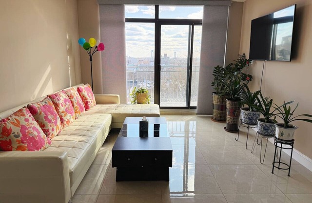 Cozy & Bright 2BR Apartment
