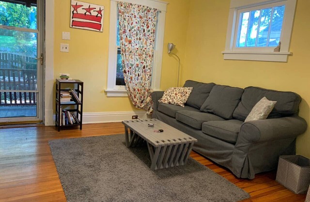 Cozy bungalow in Takoma, DC. Walk to metro!