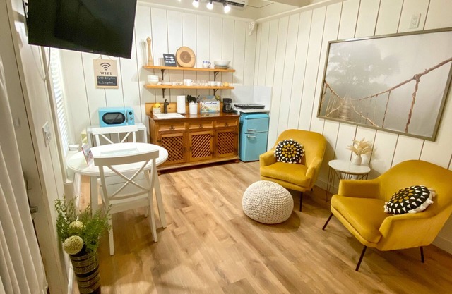 Cozy Bungalow Minutes From The Beach!