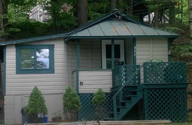 Cozy bungalow with lakeview on quiet road and private setting