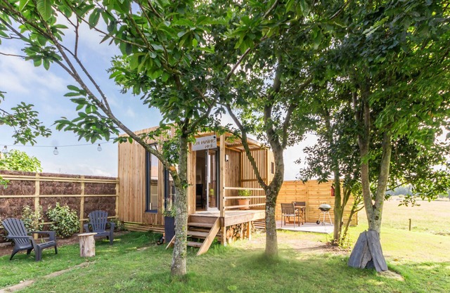 Cozy Cabin with Private Pool & Garden Views in Nantais Vineyard, Near Nantes