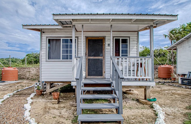 Cozy cabana with shared plunge pool, scenic views, kitchenette, AC, & WiFi