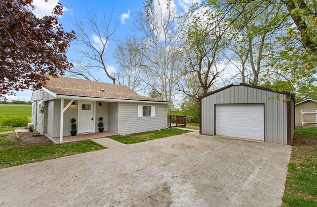 Cozy Cabin/2 queen beds/Loft - 2 beds/Country Side - Central location