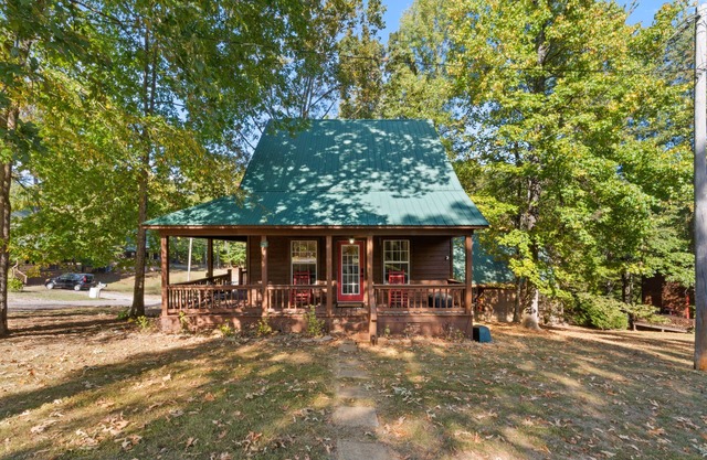 Cozy Cabin 3.5 min from Sportman's!