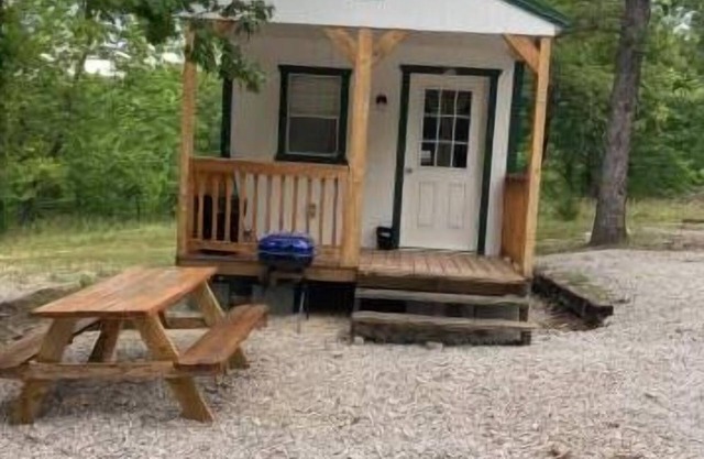 Cozy Cabin #4 . Located 1 mile from Bennett Spring state park.