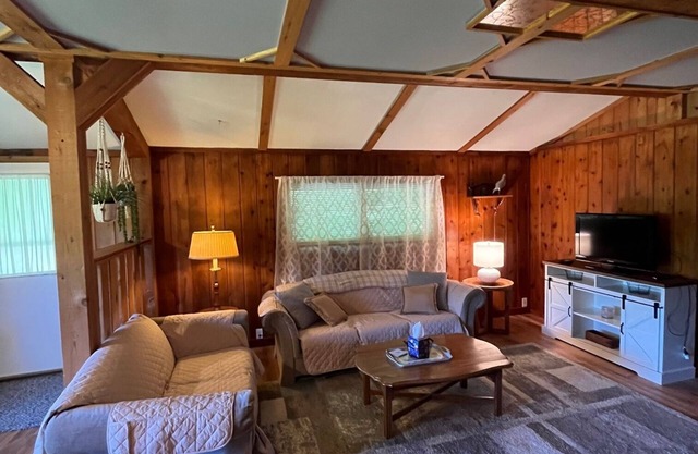 Cozy Cabin 5 minutes from beach and downtown!
