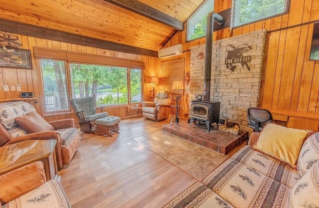Cozy cabin close to little bay de noc. Located on legendary trout waters