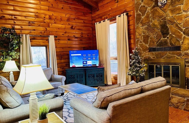 Cozy Cabin close to Virginia Tech and Radford University