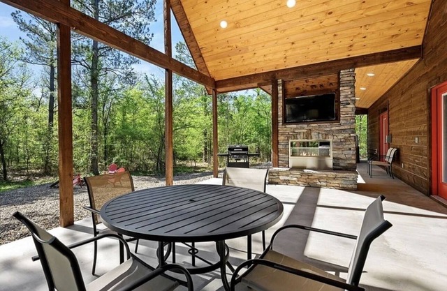 Cozy cabin equipped with all the essentials and more just minutes from Hochatown