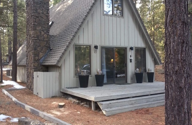 Cozy Cabin For 6, Hot Tub, Fireplace, SHARC passes, Free Wifi, Bbq, Bikes, Pets