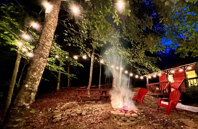 Cozy cabin getaway close to hiking, skiing, sightseeing, and Bristol!
