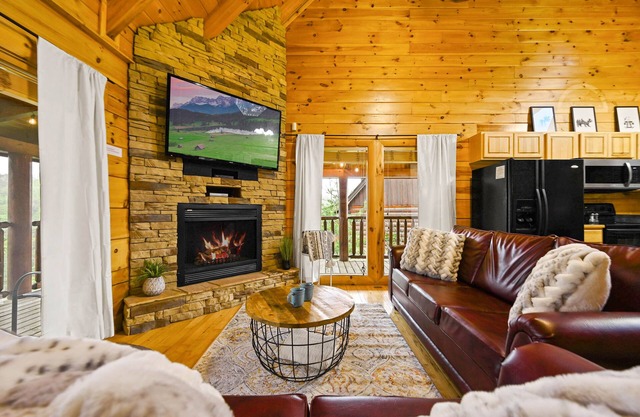 Cozy Cabin: Hot Tub, Game Loft & Pet Friendly!