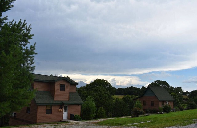 Cozy Cabin; hot tub; brkfst; pool; minutes from Branson!