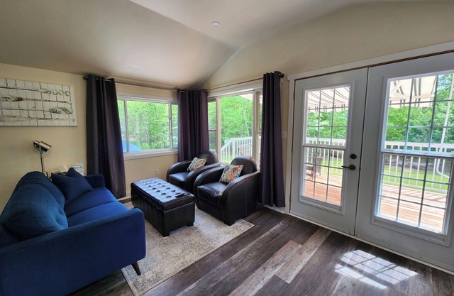 COZY CABIN IN THE WOODS FOR 2. SPACIOUS WELL APPOINTED. NEW LISTING!