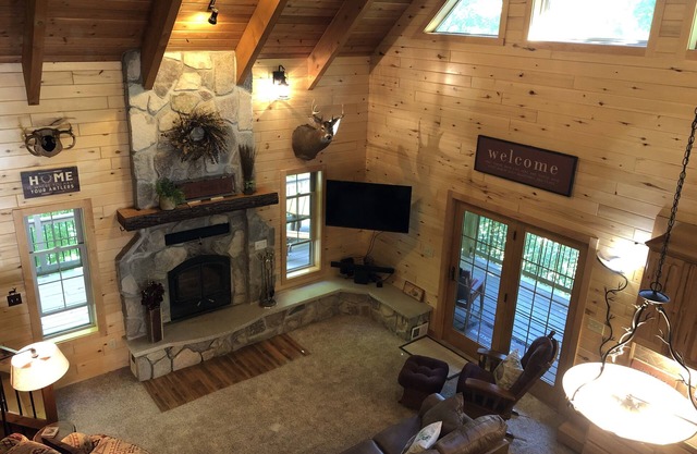 Cozy Cabin in the Woods with fishing and golf nearby