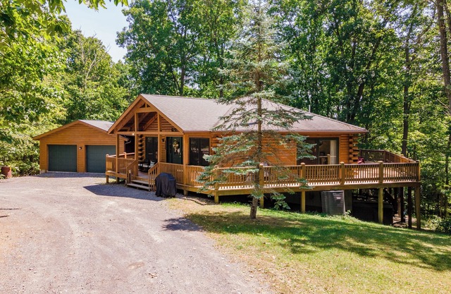 Cozy Cabin: Lake Area, Dogs OK, Hot Tub, Pool Table, Fire Pit!