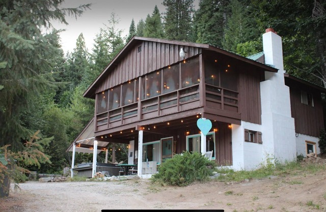 Cozy Cabin Leavenworth 3bd 2bath with game room and hot tub pet friendly