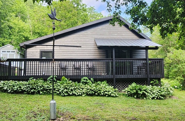 Cozy Cabin nestled near Rush River and Lake Pepin