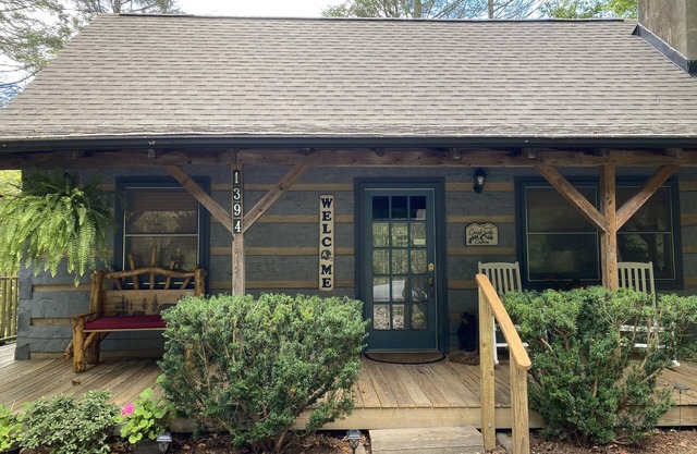 Cozy cabin on Howard's Creek! Near Fishing/ASU/Hiking/Tubing/Ziplines/Breweries!