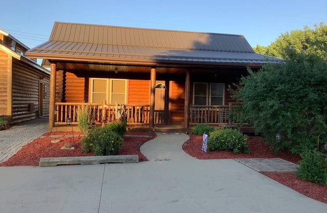 Cozy Cabin-real log cabin stay. Loft bed,n woodsy decor, clean & cozy!