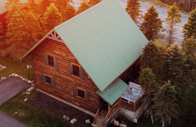 Cozy Cabin Retreat w/Private Hot Tub NEAR SLOPES