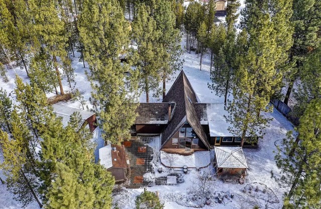 Cozy cabin style house/Hot Tub/Free Wi-Fi/Pets are welcome/RV Hookup
