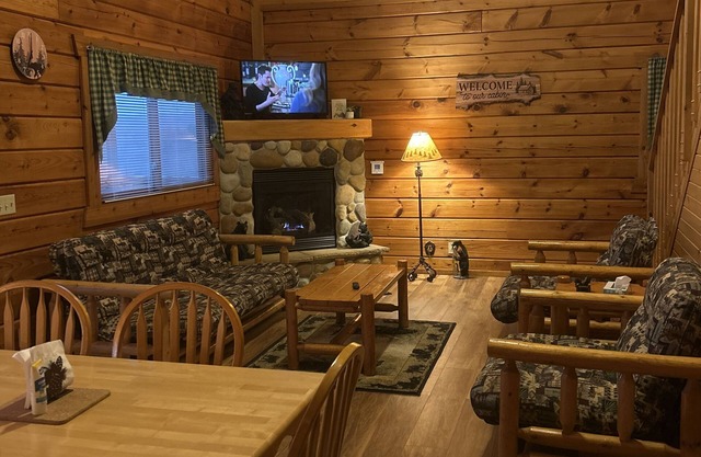 Cozy cabin with 2 Water Parks Three Bears & Yogi's. UTV, and Golf cart rentals!
