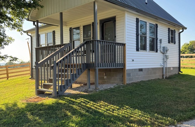 Cozy cabin with loft in midst of farmland WiFi, AC, washer-dryer