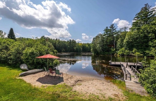 Cozy cabin with private pond near hiking, skiing, biking, fishing. Dog friendly!