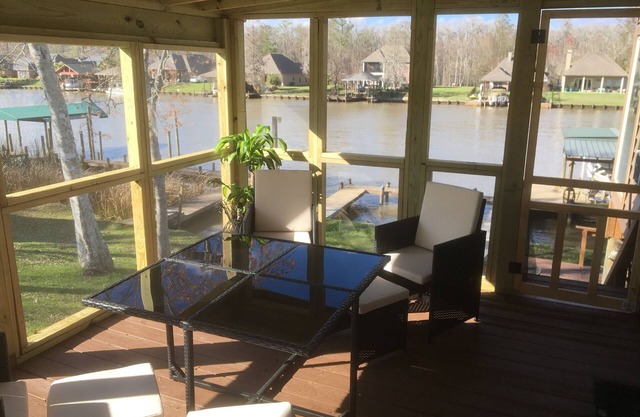 Cozy Camp With Sun Decks! Near New Orleans and Baton Rouge.!