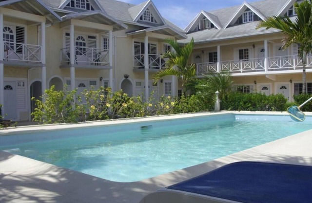 Cozy Caribbean Paradise Getaway with Pool. Come for the Sea, Sand and Sun