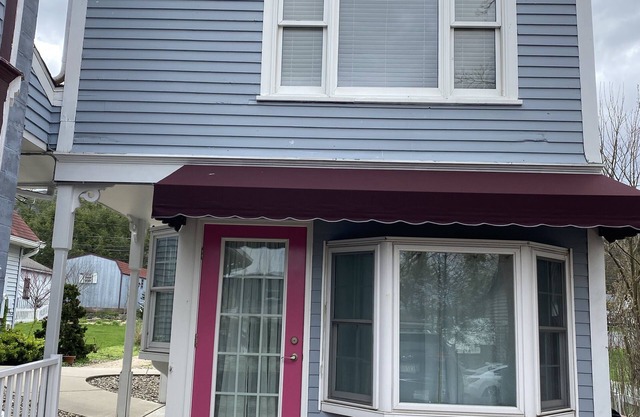 Cozy Carriage House close to PSU within the village of Boalsburg.
