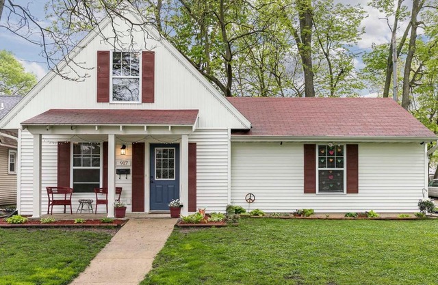 Cozy Cedar Rapids Pad - 2 Blocks to Mercy Care!