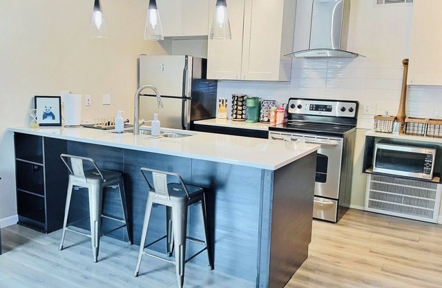 Cozy Central Austin Getaway, Pool, Wi-Fi, Free Parking, Near Downtown, So Co.