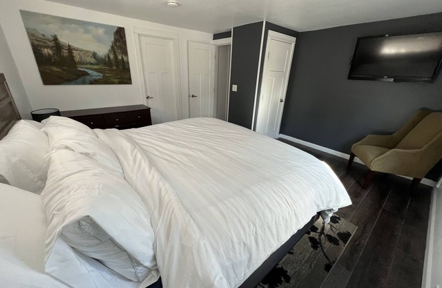 Cozy centrally located 3-BR house w/EV charger & king bed