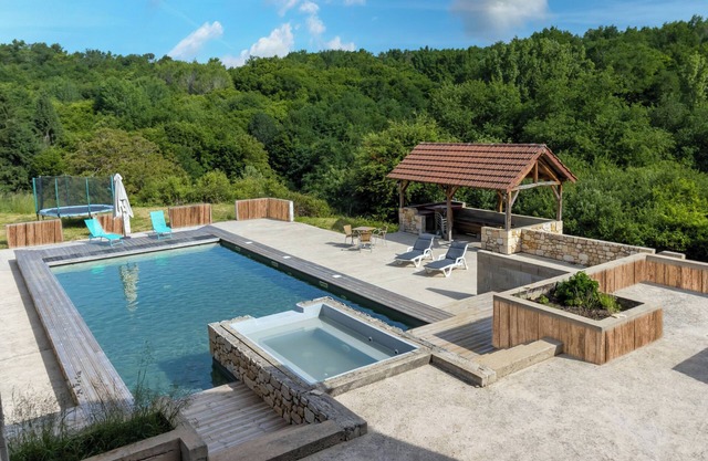 Cozy Chalet in Saint-Cernin-de-l'Herm – Nature, Shared Pool & Relaxing Stay for 4 People