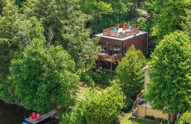 Cozy Chalet lakeside near Magog
